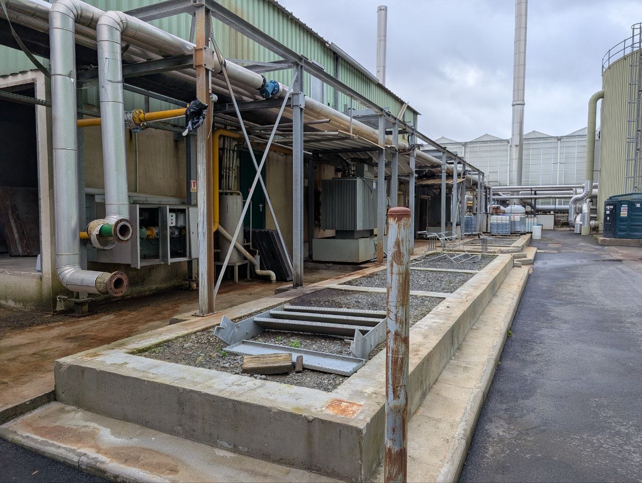 Infrastruktur: Gasleitungen, Trafo, Rohrleitungen